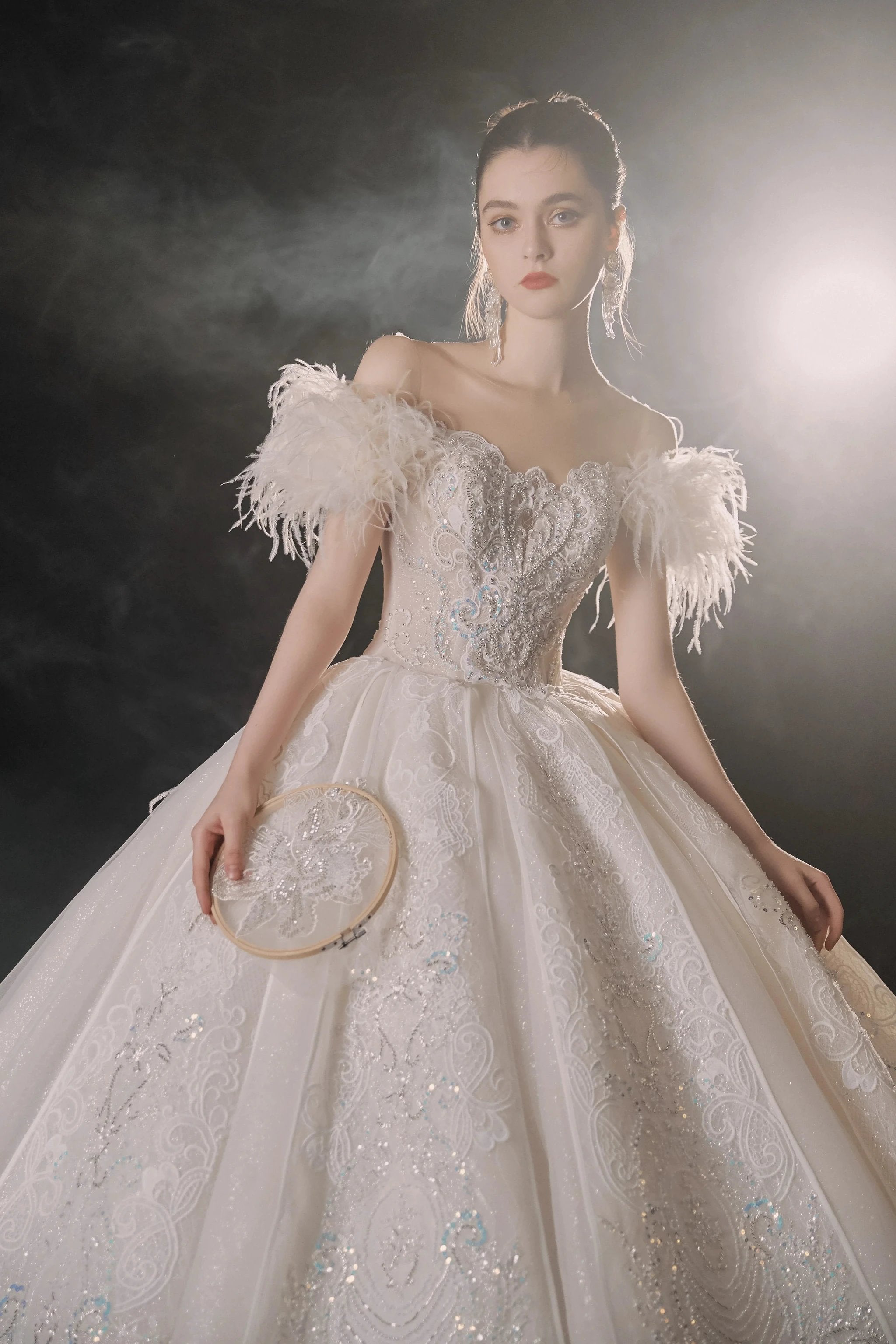 Luxurious Off-the-Shoulder Ball Gown Sweetheart Neckline Feather Trim Beaded Lace Wedding Dress with Glitter Train E-306