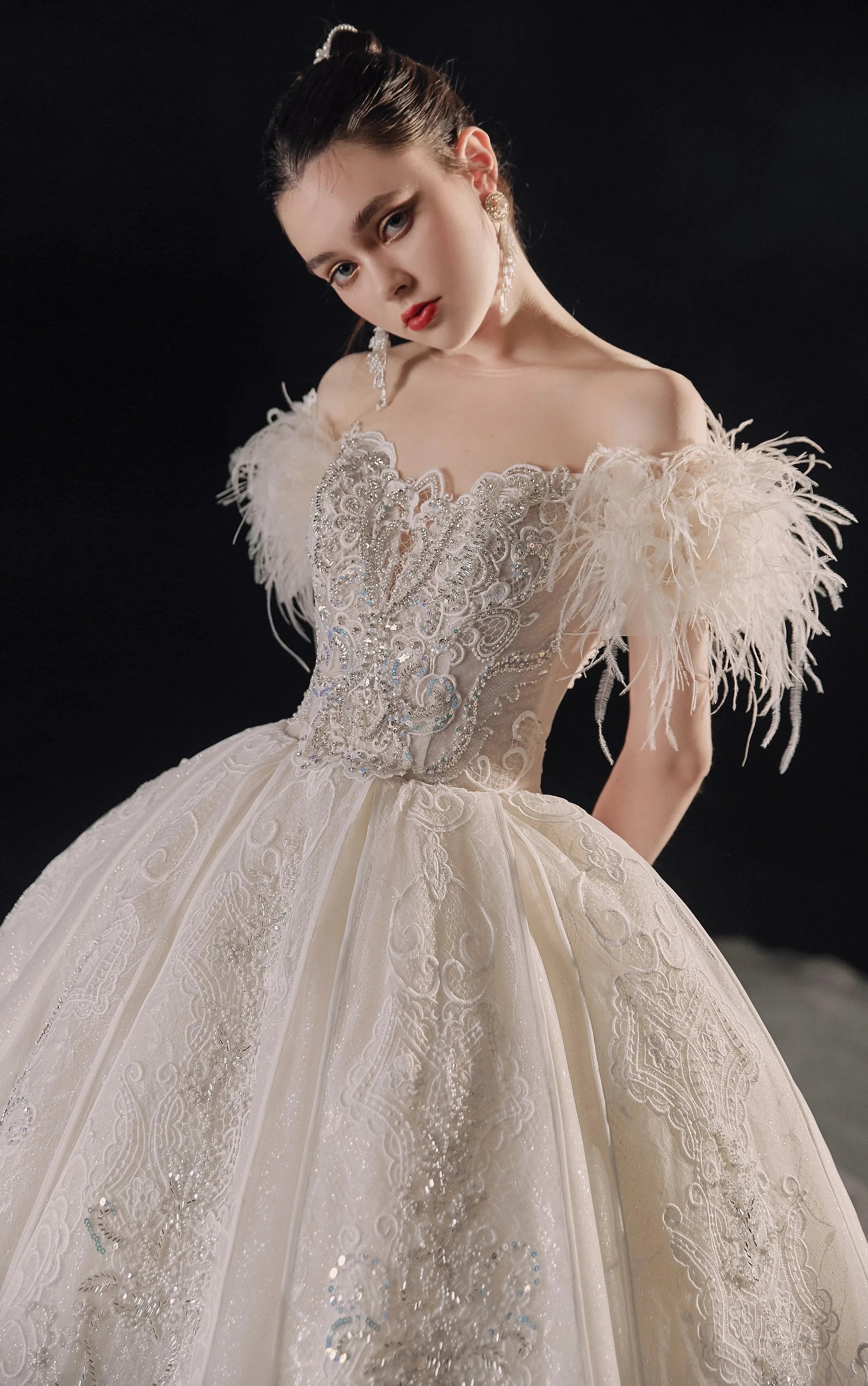 Luxurious Off-the-Shoulder Ball Gown Sweetheart Neckline Feather Trim Beaded Lace Wedding Dress with Glitter Train E-306