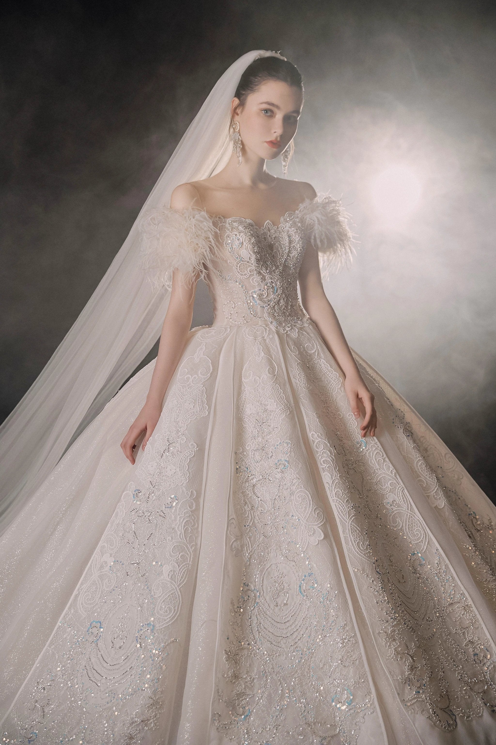 Luxurious Off-the-Shoulder Ball Gown Sweetheart Neckline Feather Trim Beaded Lace Wedding Dress with Glitter Train E-306