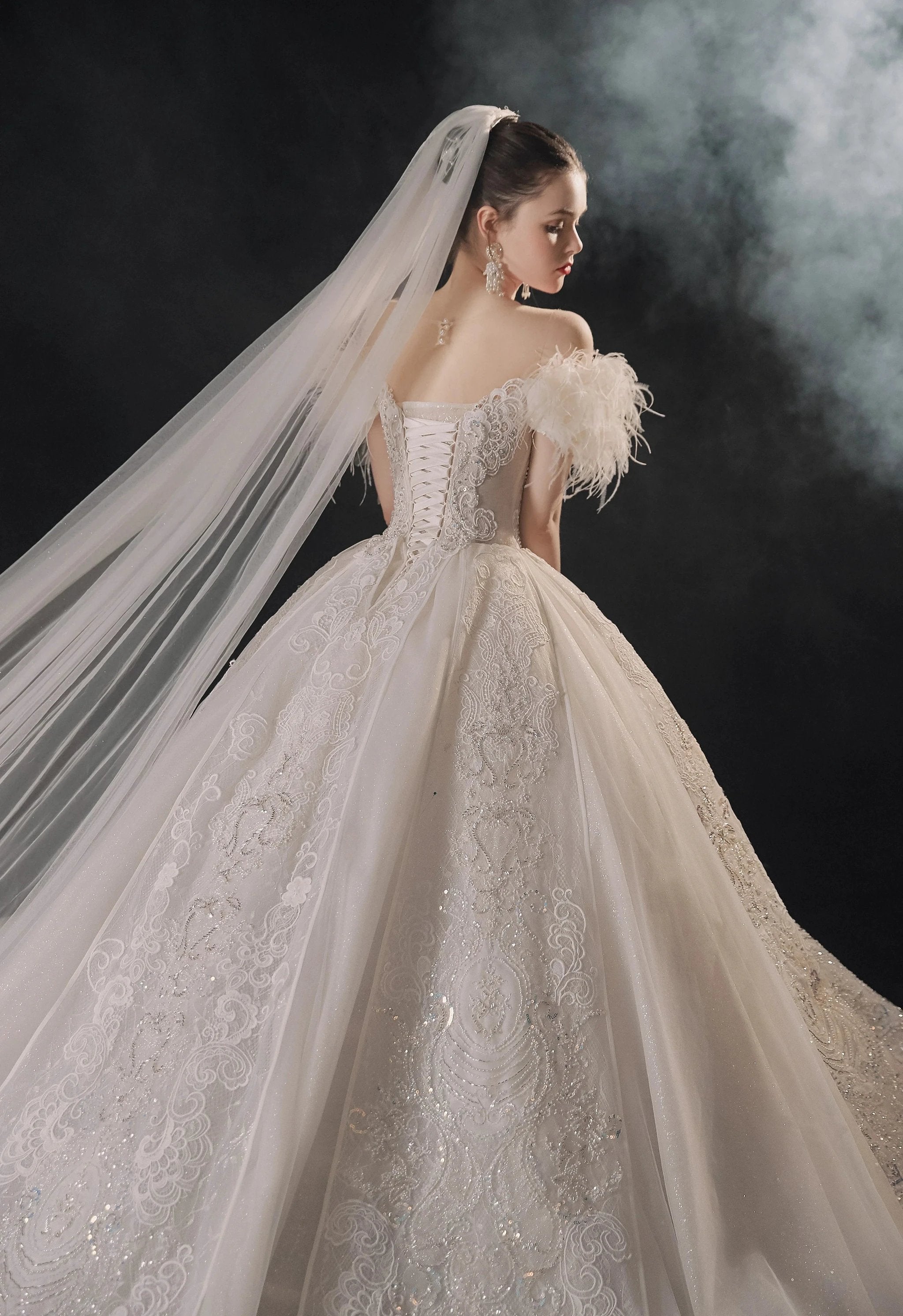 Luxurious Off-the-Shoulder Ball Gown Sweetheart Neckline Feather Trim Beaded Lace Wedding Dress with Glitter Train E-306