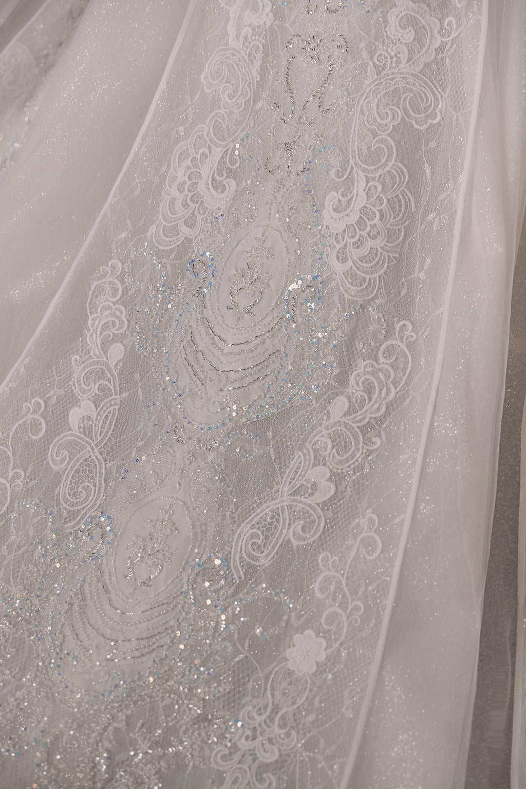 Luxurious Off-the-Shoulder Ball Gown Sweetheart Neckline Feather Trim Beaded Lace Wedding Dress with Glitter Train E-306