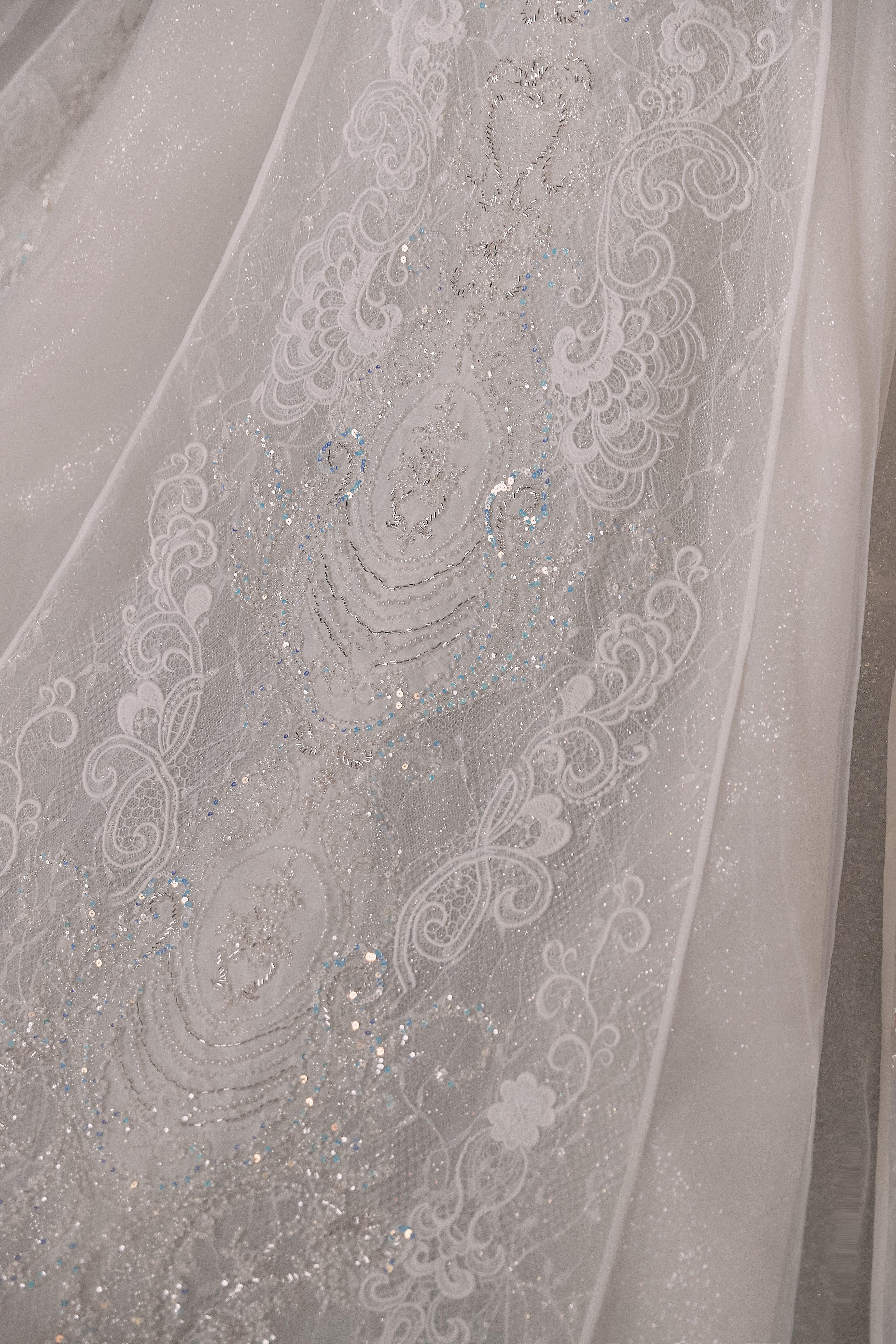 Luxurious Off-the-Shoulder Ball Gown Sweetheart Neckline Feather Trim Beaded Lace Wedding Dress with Glitter Train E-306