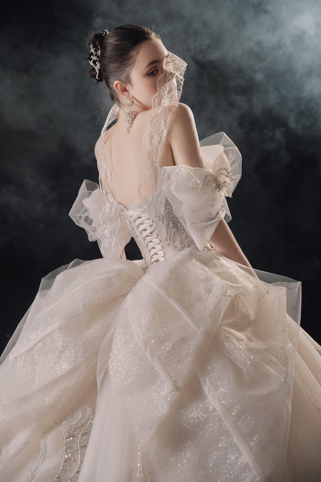 Elegant Off-the-Shoulder Ball Gown Sweetheart Neckline Tulle Puff Sleeve Beaded Lace Wedding Dress with Scalloped Train E-306