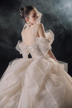 Elegant Off-the-Shoulder Ball Gown Sweetheart Neckline Tulle Puff Sleeve Beaded Lace Wedding Dress with Scalloped Train E-306