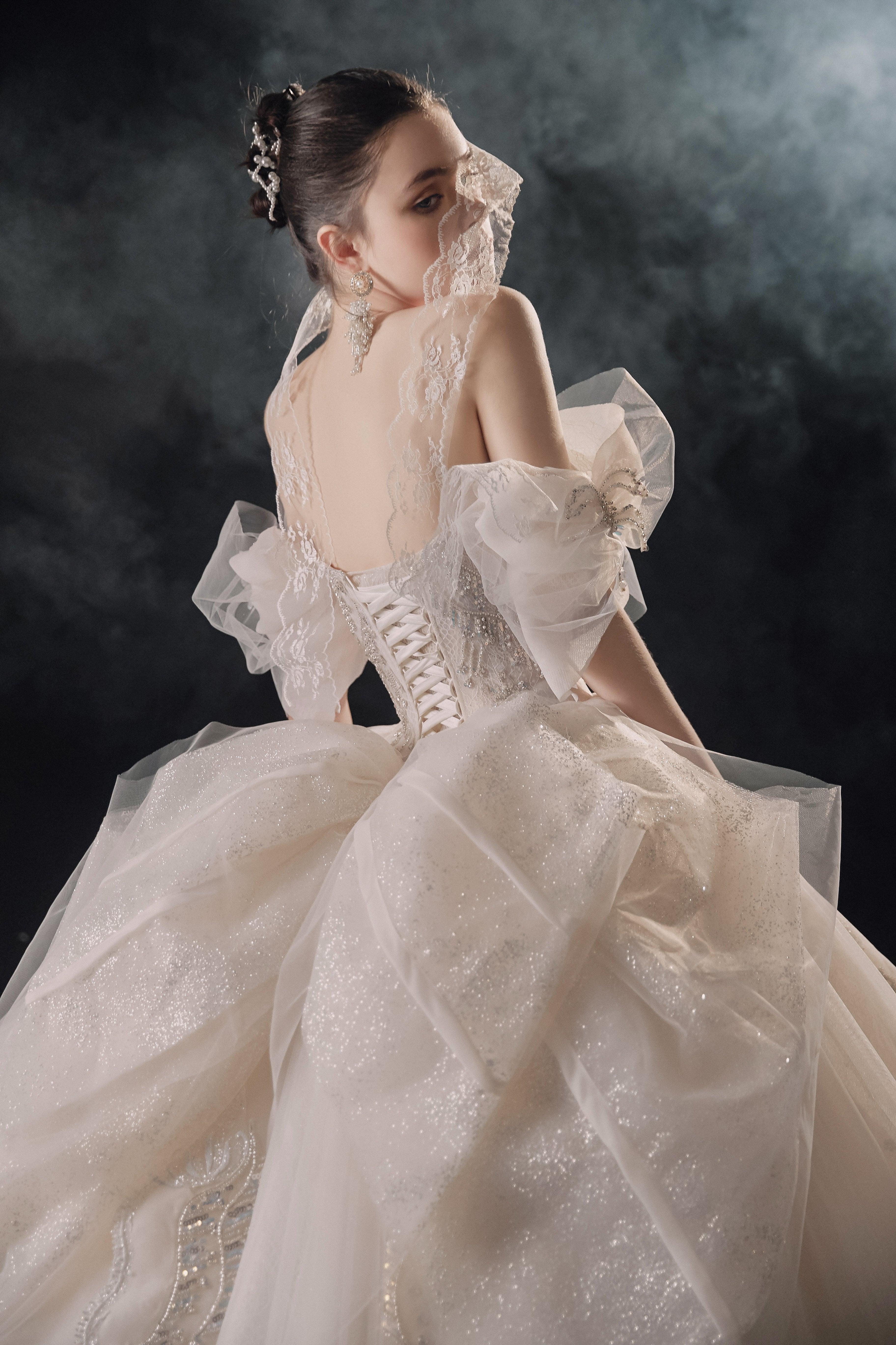 Elegant Off-the-Shoulder Ball Gown Sweetheart Neckline Tulle Puff Sleeve Beaded Lace Wedding Dress with Scalloped Train E-306