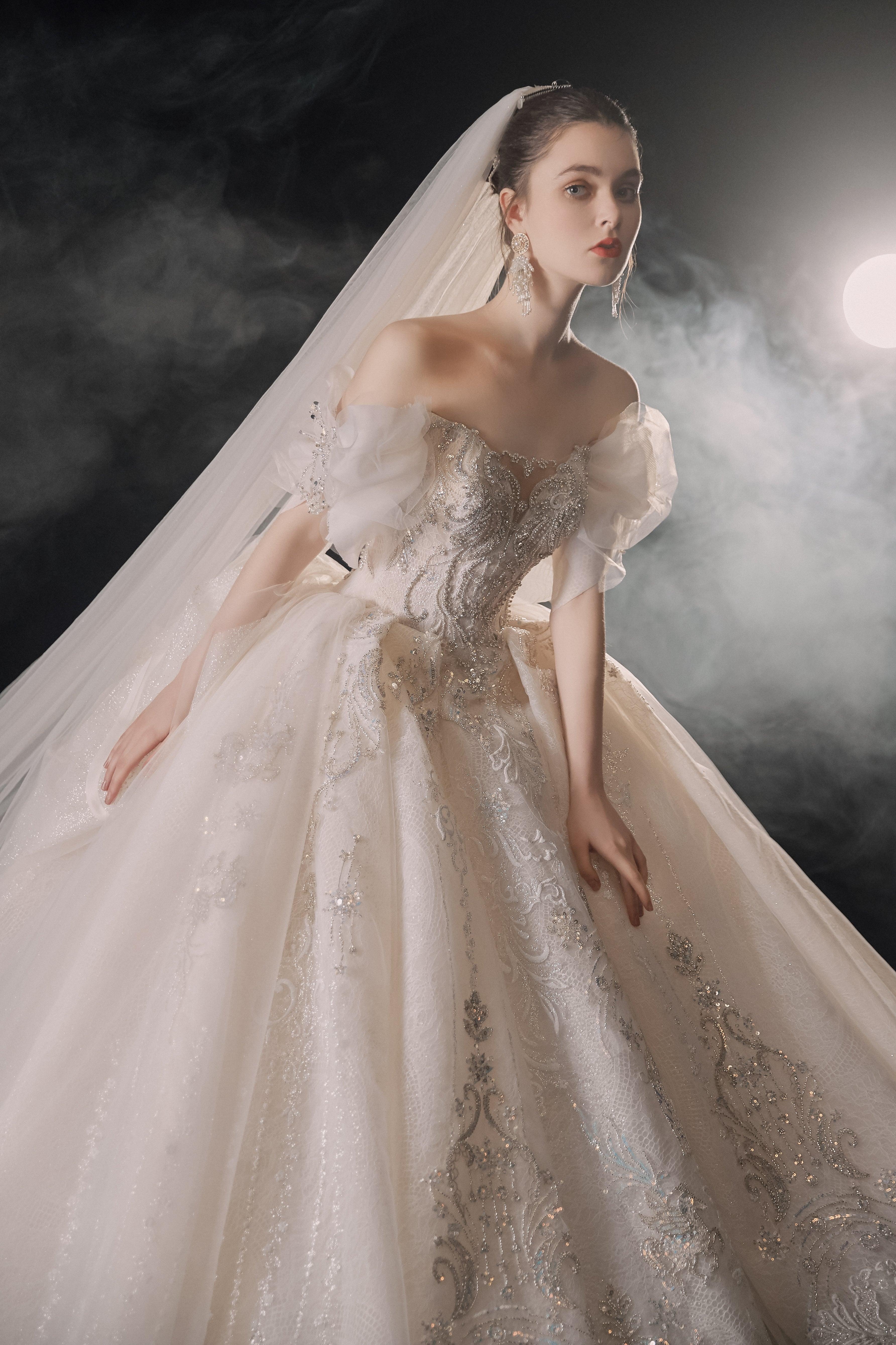 Elegant Off-the-Shoulder Ball Gown Sweetheart Neckline Tulle Puff Sleeve Beaded Lace Wedding Dress with Scalloped Train E-306