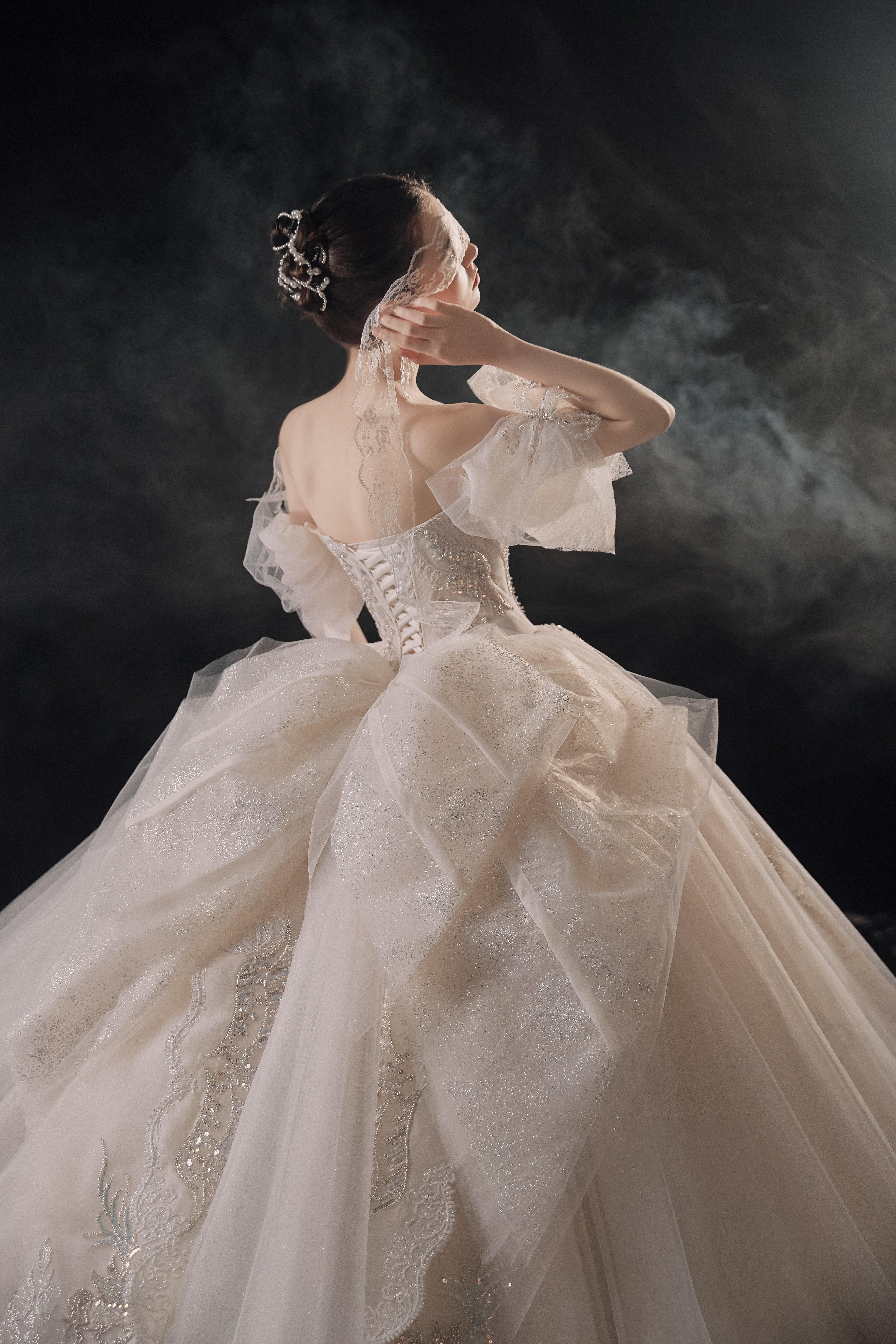 Elegant Off-the-Shoulder Ball Gown Sweetheart Neckline Tulle Puff Sleeve Beaded Lace Wedding Dress with Scalloped Train E-306