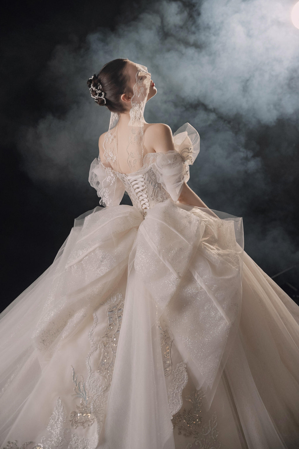 Elegant Off-the-Shoulder Ball Gown Sweetheart Neckline Tulle Puff Sleeve Beaded Lace Wedding Dress with Scalloped Train E-306
