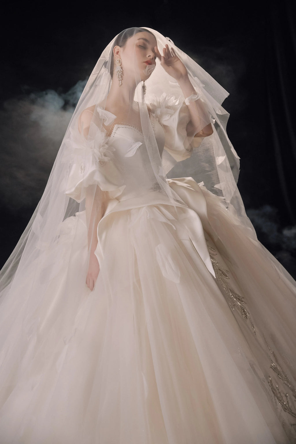 Lavish Sweetheart Ball Gown Satin Puff Sleeve Feather Trim Beaded Wedding Dress with Flowing Train E-302