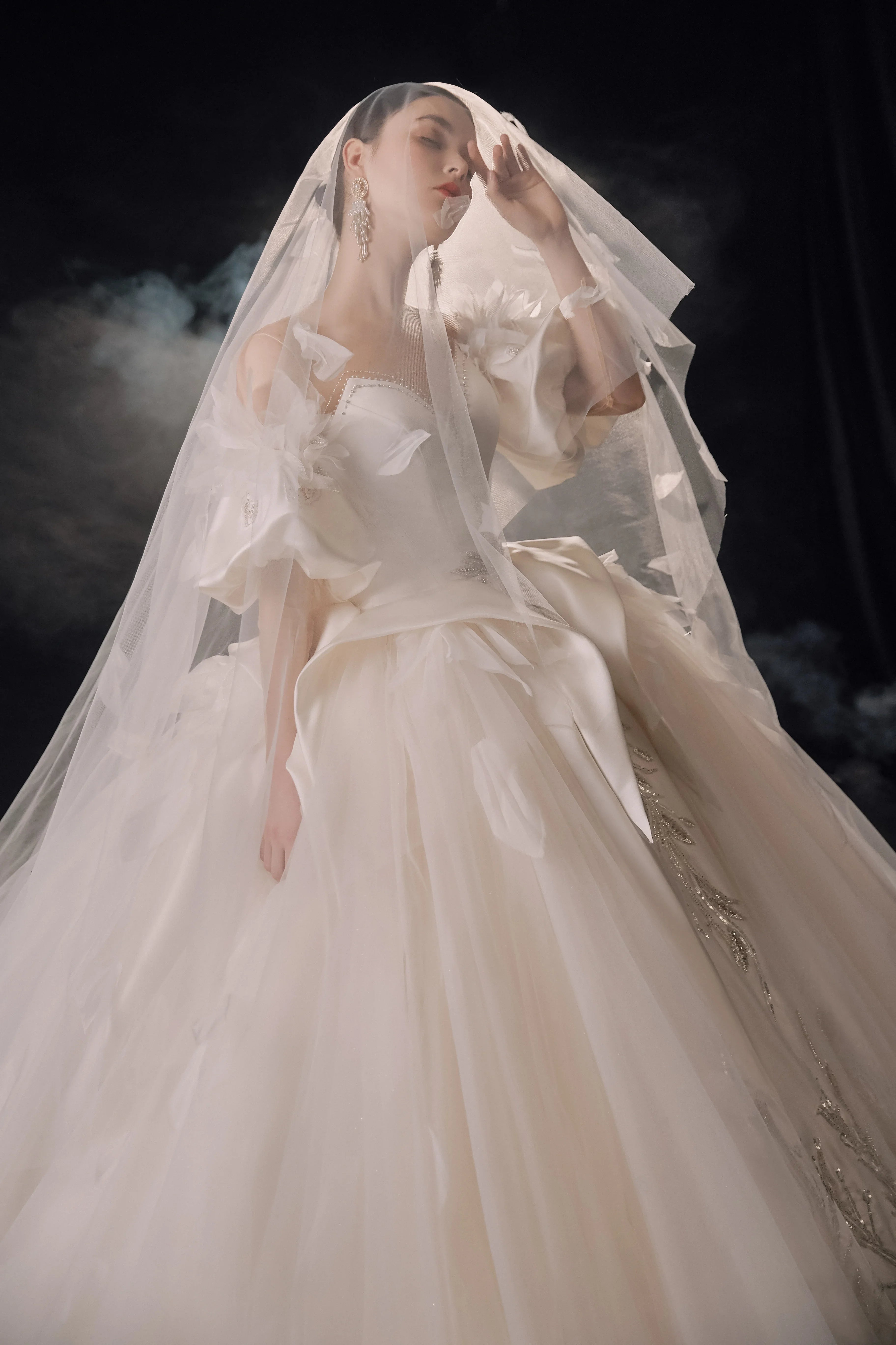 Lavish Sweetheart Ball Gown Satin Puff Sleeve Feather Trim Beaded Wedding Dress with Flowing Train E-302