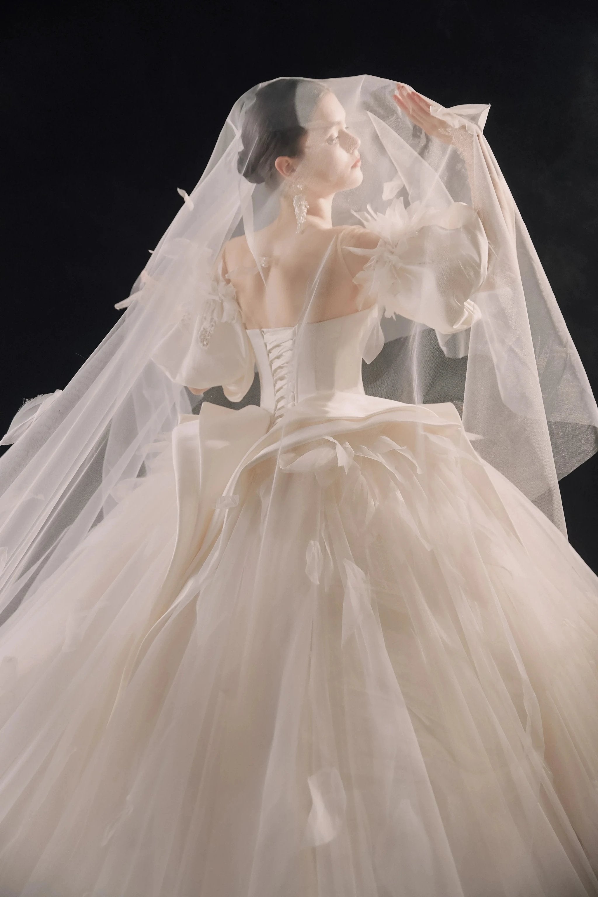 Lavish Sweetheart Ball Gown Satin Puff Sleeve Feather Trim Beaded Wedding Dress with Flowing Train E-302