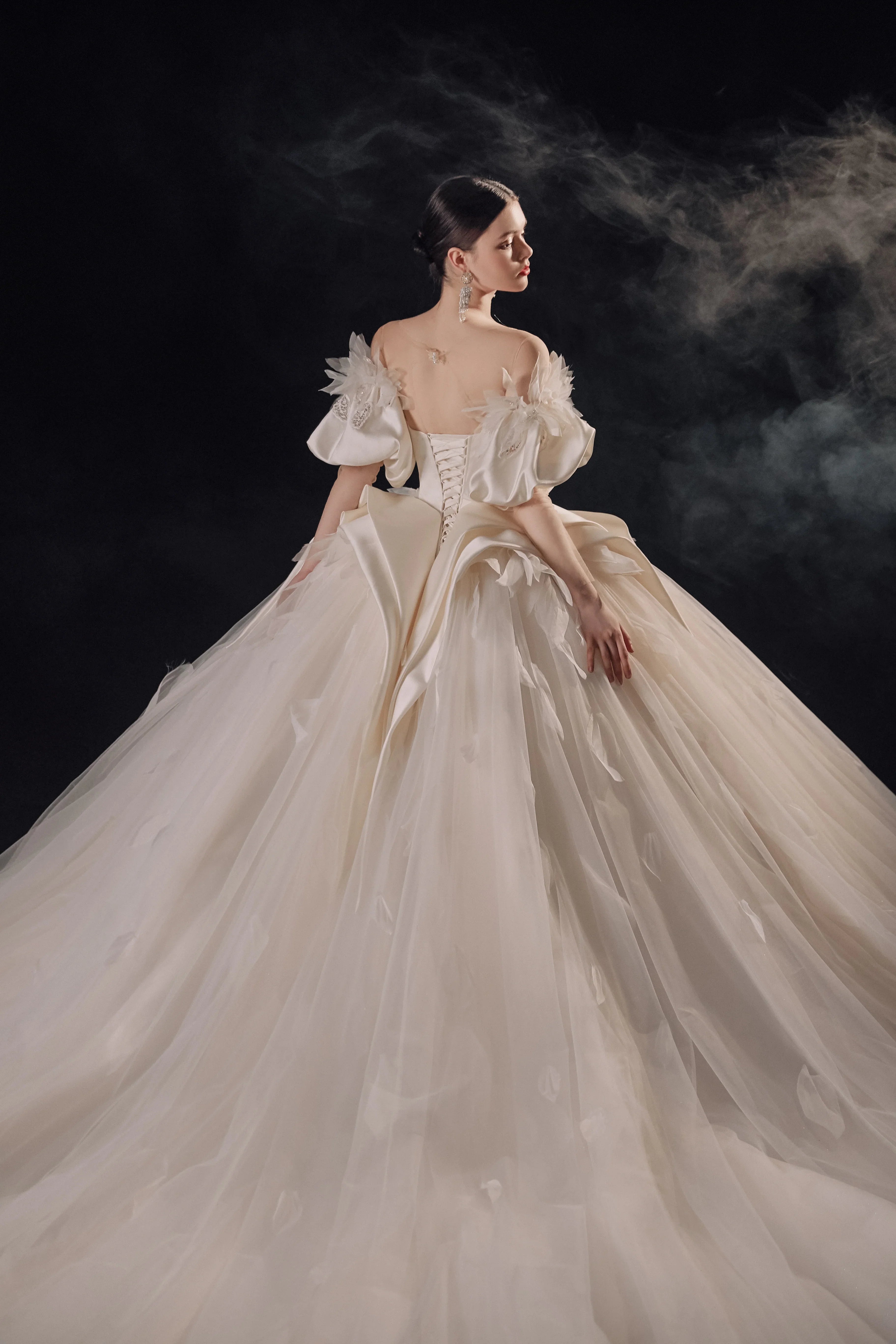 Lavish Sweetheart Ball Gown Satin Puff Sleeve Feather Trim Beaded Wedding Dress with Flowing Train E-302