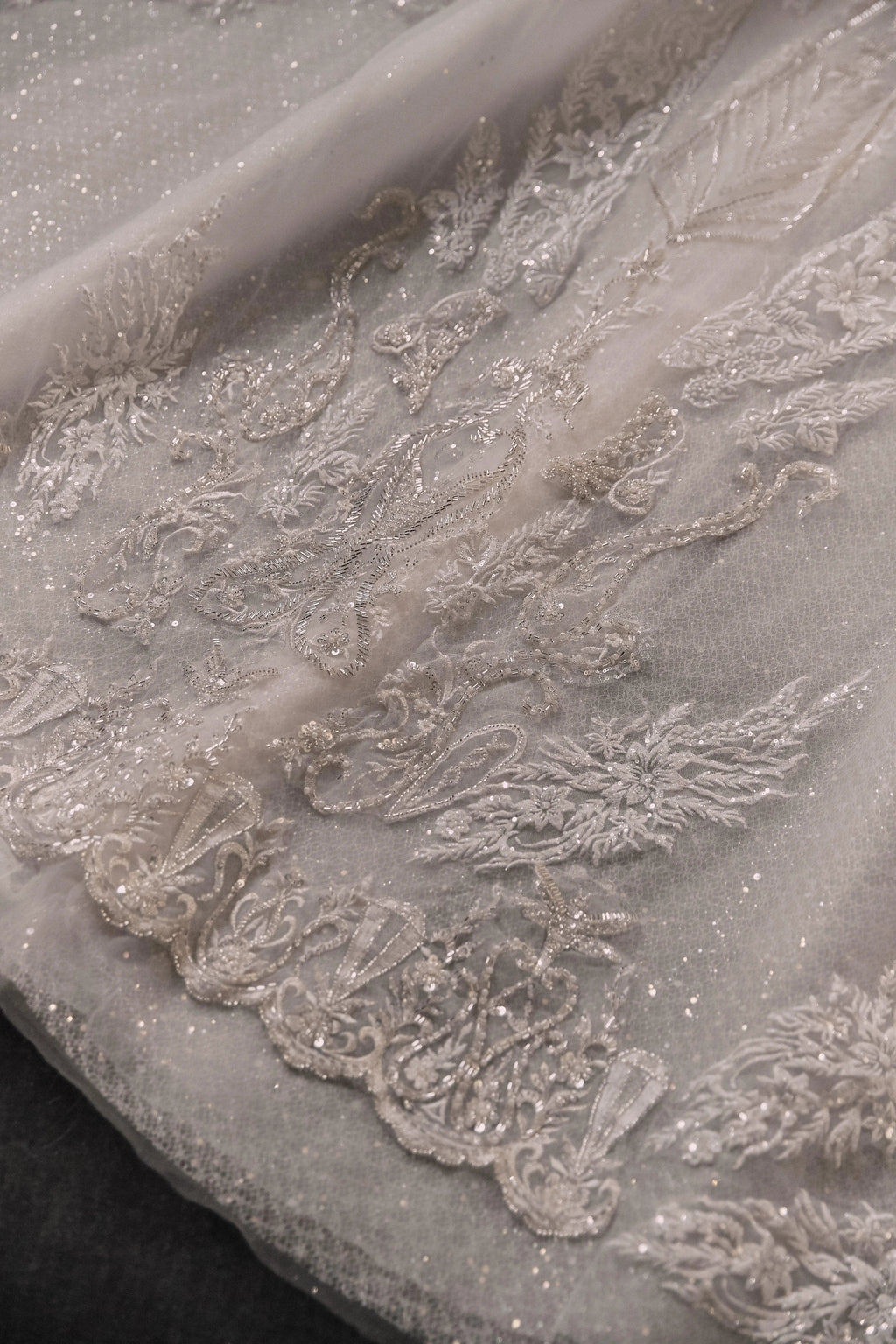 Gorgeous Puff-Sleeve Ball Gown Sweetheart Neckline Beaded Lace Wedding Dress with Ruffled Train E-309