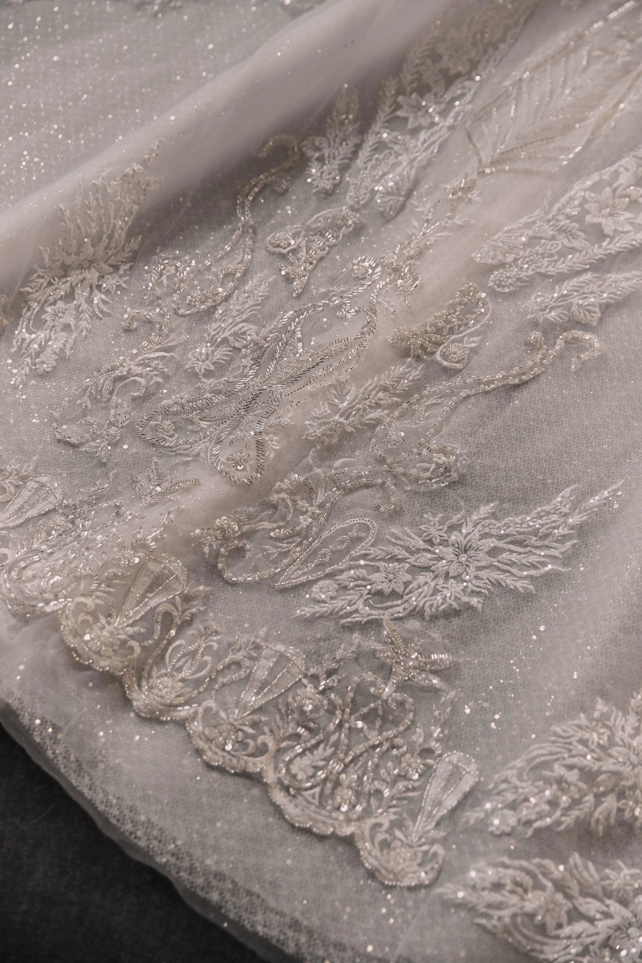 Gorgeous Puff-Sleeve Ball Gown Sweetheart Neckline Beaded Lace Wedding Dress with Ruffled Train E-309