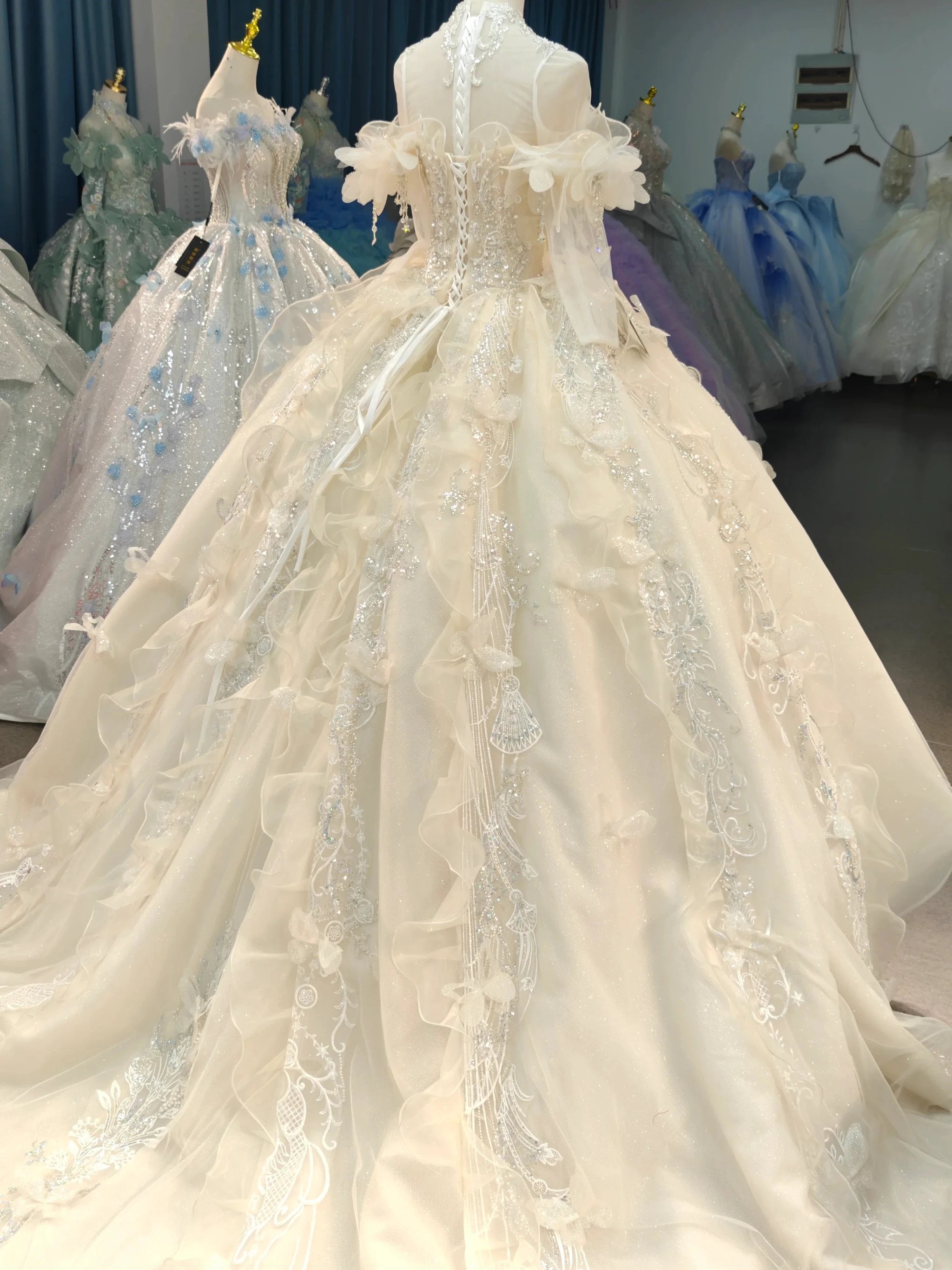 Exquisite High-Neck Tulle Ball Gown Wedding Dress with Crystal Embroidery & Ruffled Detachable Sleeves Ye-2022