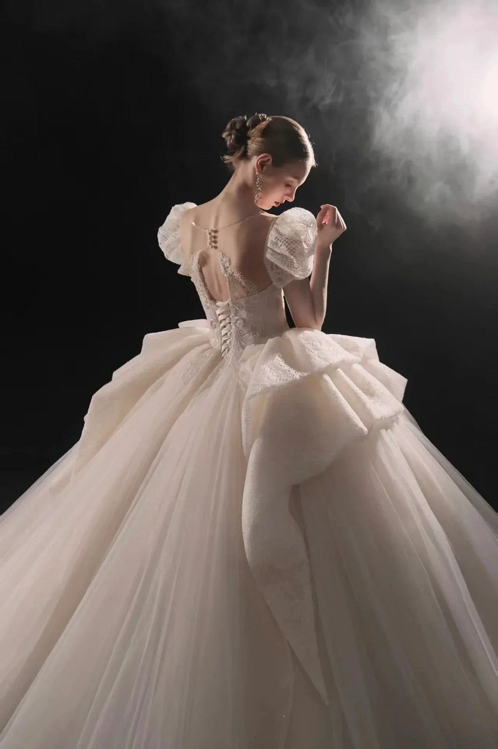 Elegant Sweetheart Ball Gown Lace Puff Sleeve Beaded Embroidery Wedding Dress with Flowing Train E-302