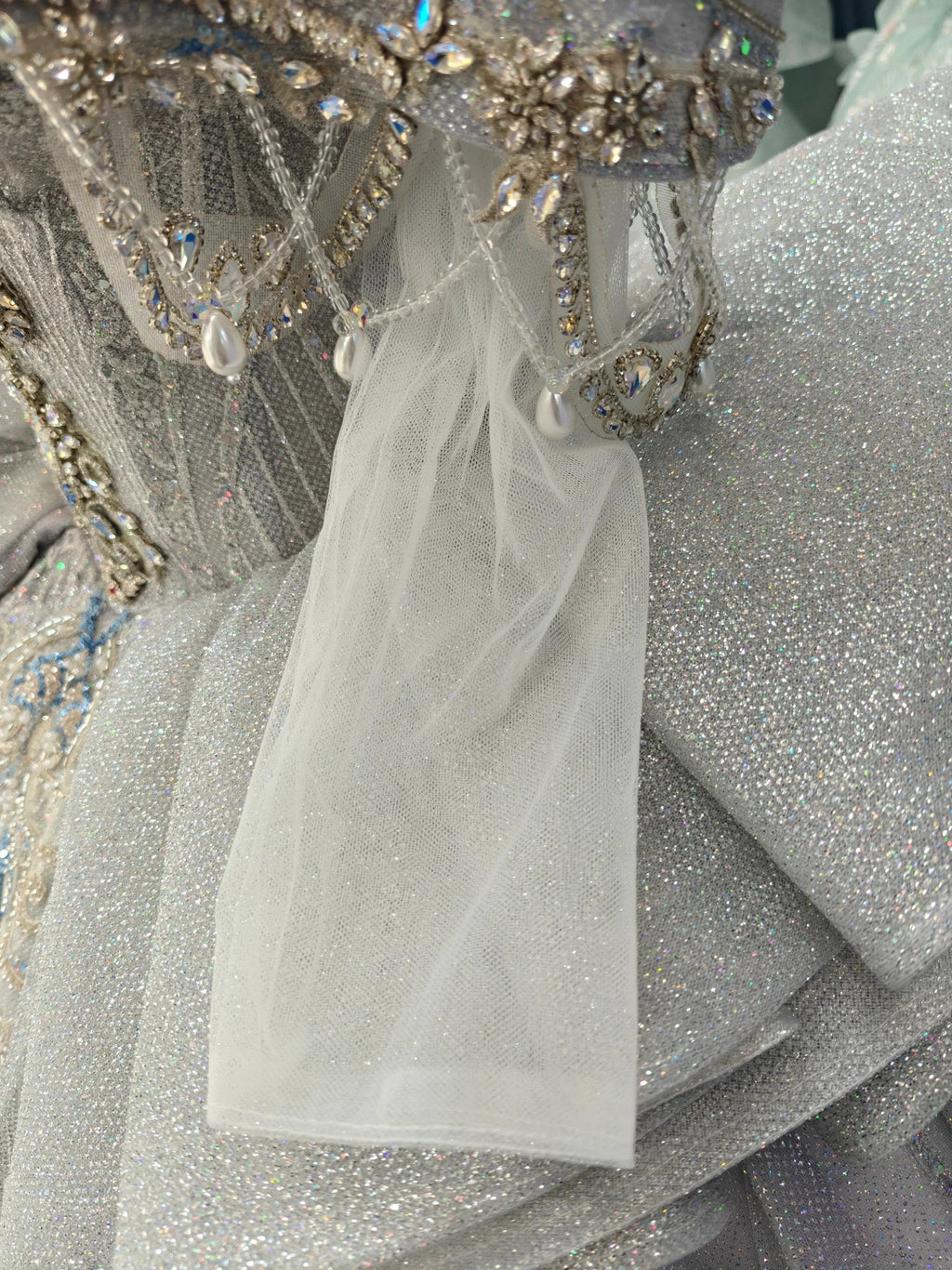 Regal Silver-Gray Off-the-Shoulder Ball Gown Wedding Dress with Crystal Collar, Beaded Embroidery & Tulle Train Ye-2032
