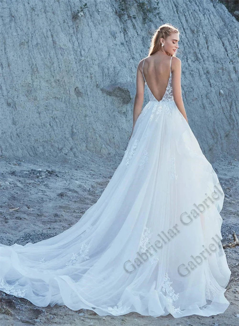 Delicate Ruffled Spaghetti Straps Wedding Dresses V-neck Appliques A-line Wedding Gowns Abito Da Sposa Customer Made