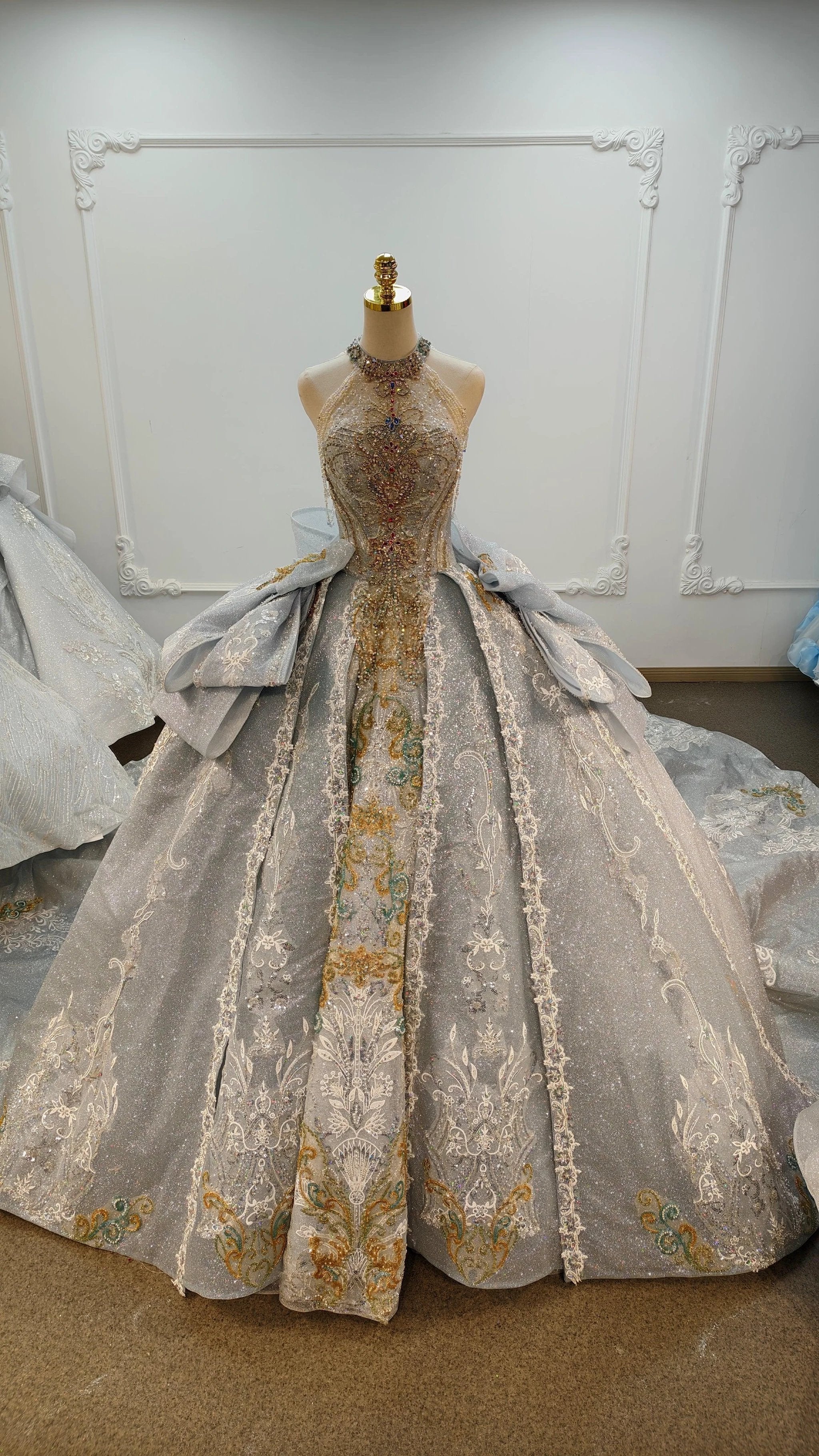 Regal Silver-Gold Ball Gown Halter Neck Beaded Embroidery Wedding Dress with Oversized Bows Ye-2018