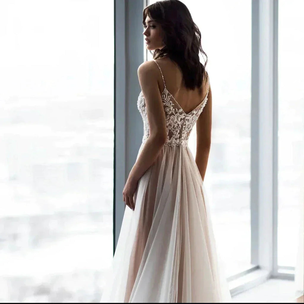 Charming Spaghetti Straps V Neck Wedding Dresses Lace Appliques Backless Tulle A Line Bridal Gowns Sweep Train Robe