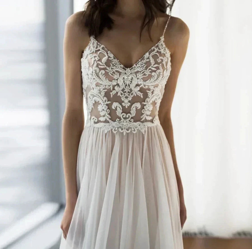Charming Spaghetti Straps V Neck Wedding Dresses Lace Appliques Backless Tulle A Line Bridal Gowns Sweep Train Robe