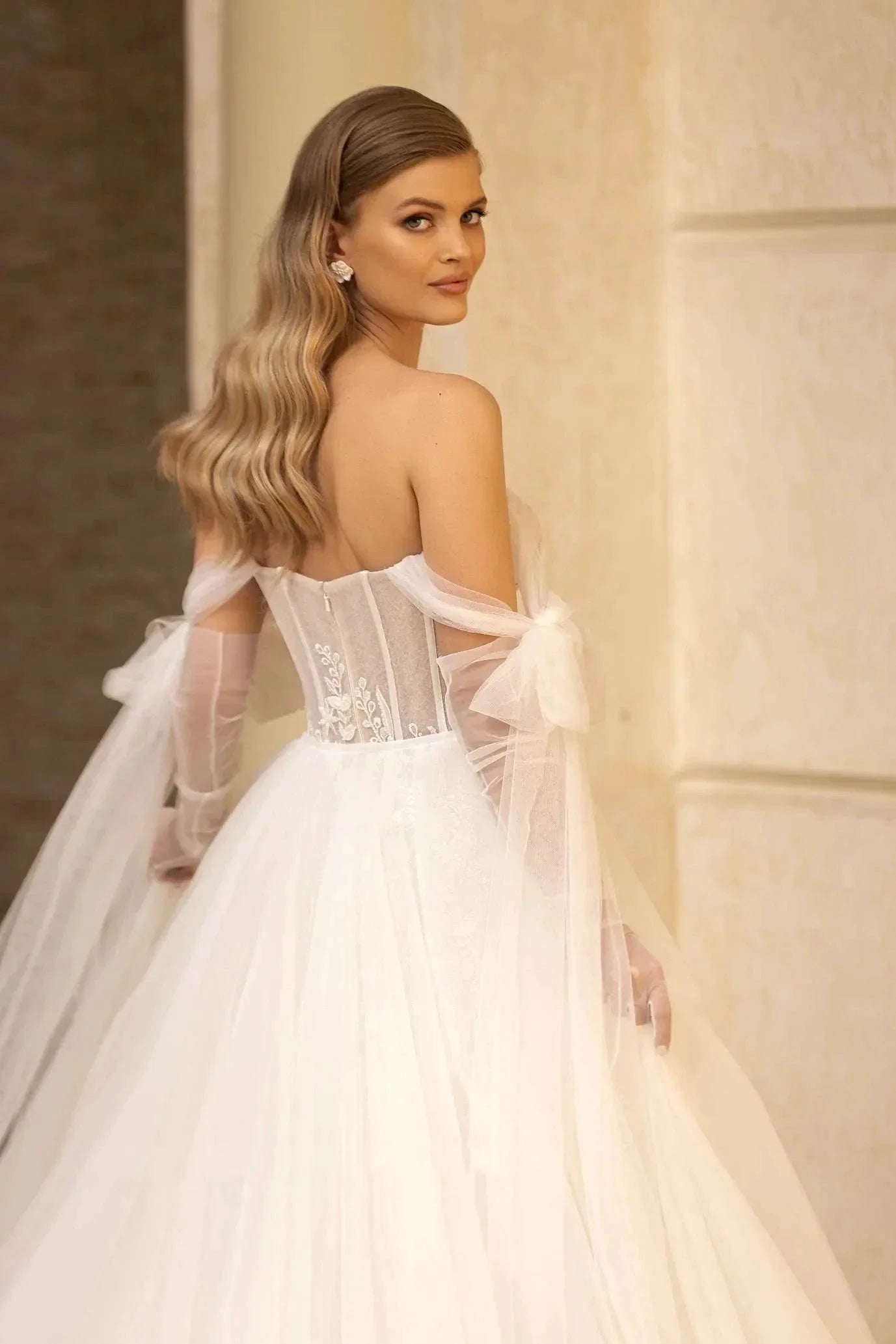 Gorgeous Strapless Detachable Train Lace Appliques V-Neck Wedding Dress Elegant Floral Pattern Tulle Robe De Mariée