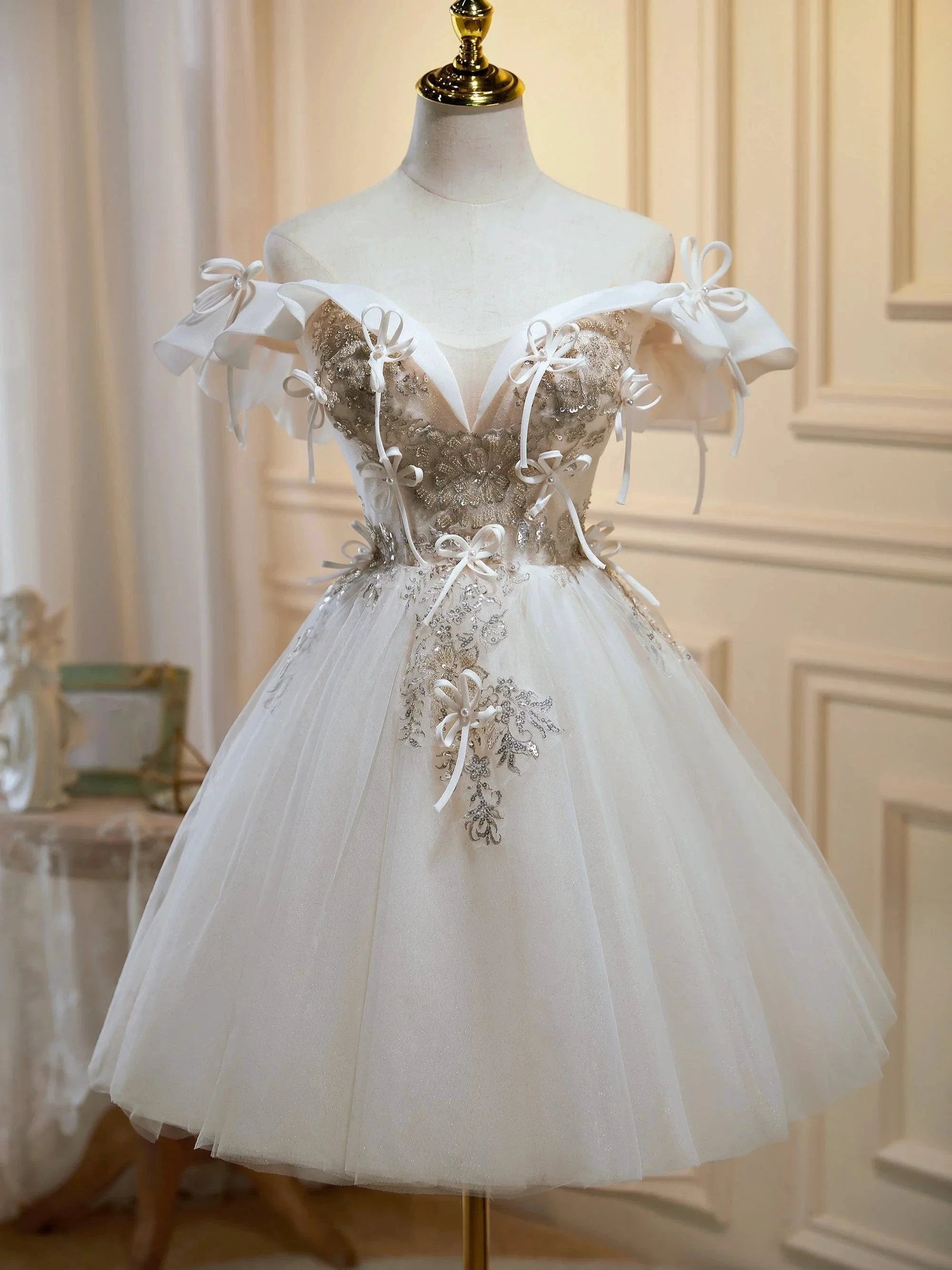 Chic Off The Shoulder V Neck Tulle Short Homecoming Dresses