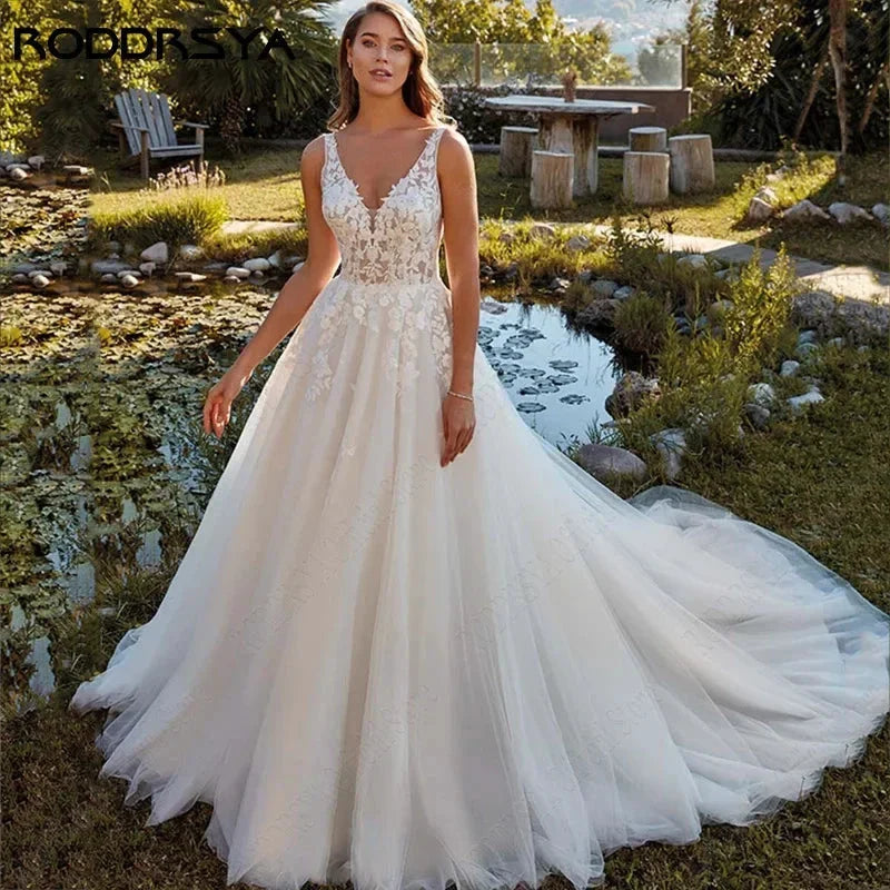 Beach Wedding Dresses Appliques Straps V-Neck Bridal Party Gowns Backless Sweep Train robe de mariée fluide Custom Made