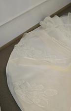 Romantic Sweetheart Strapless Ball Gown Wedding Dress with Crystal Floral Embroidery & Tulle Ruffles Ye-2023