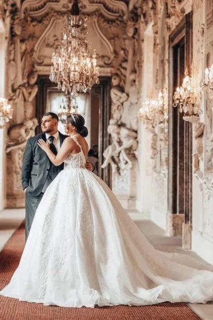 Sweetheart Luxury Ball Gown Stain Wedding Dress with Appliques
