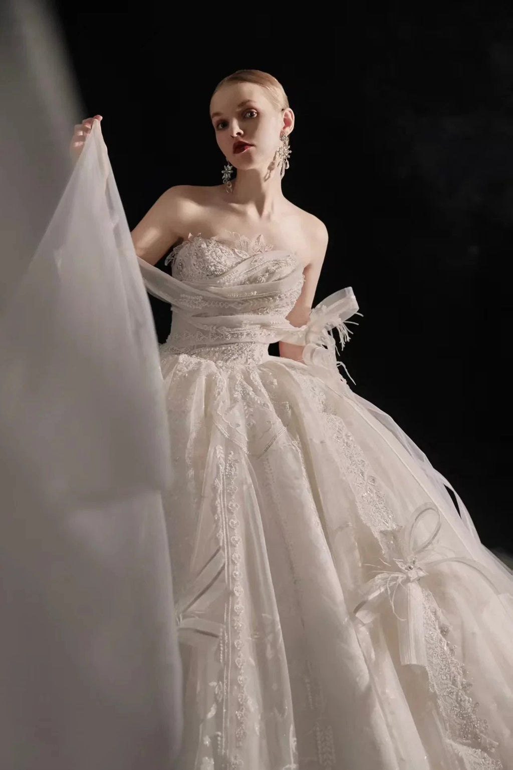 Romantic Strapless Ball Gown Tulle Ribbon Embellished Lace Wedding Dress with Voluminous Skirt H008
