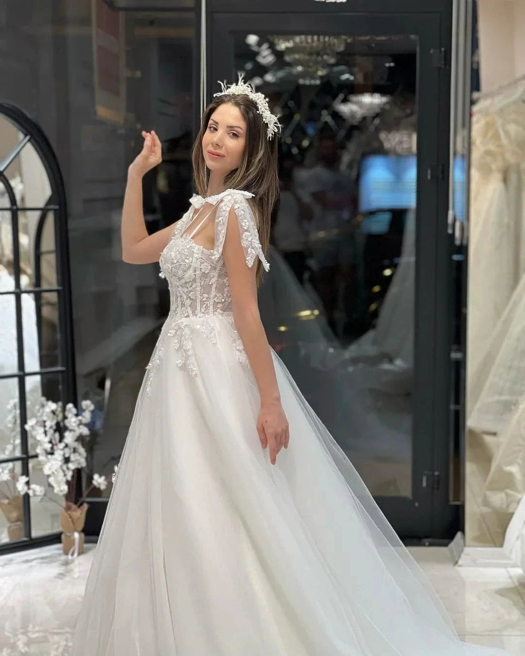 Chic Floor Length Sweetheart Sleeveless A-Line Tulle Wedding Dress with Appliques