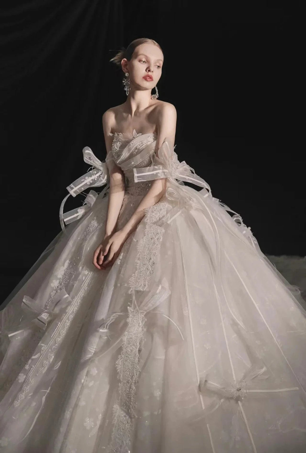 Romantic Strapless Ball Gown Tulle Ribbon Embellished Lace Wedding Dress with Voluminous Skirt H008