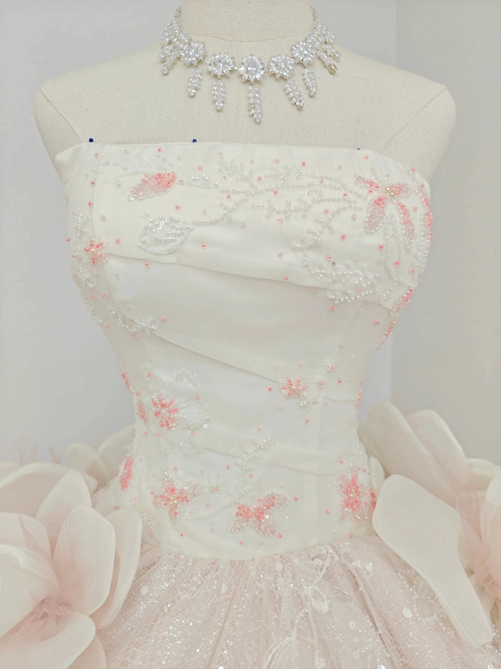 Romantic Blush Ball Gown Strapless 3D Rose Embellished Beaded Wedding Dress with Sparkling Train Ye-2019