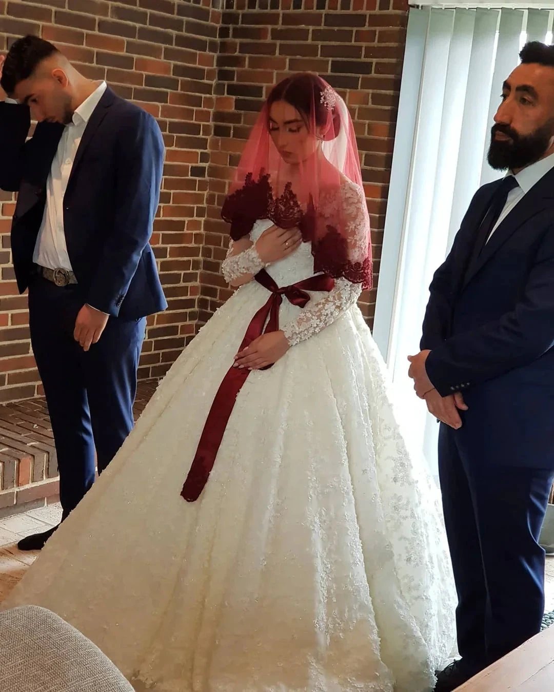 Elegant Long Princess Tulle Lace Wedding Dresses with Sleeves