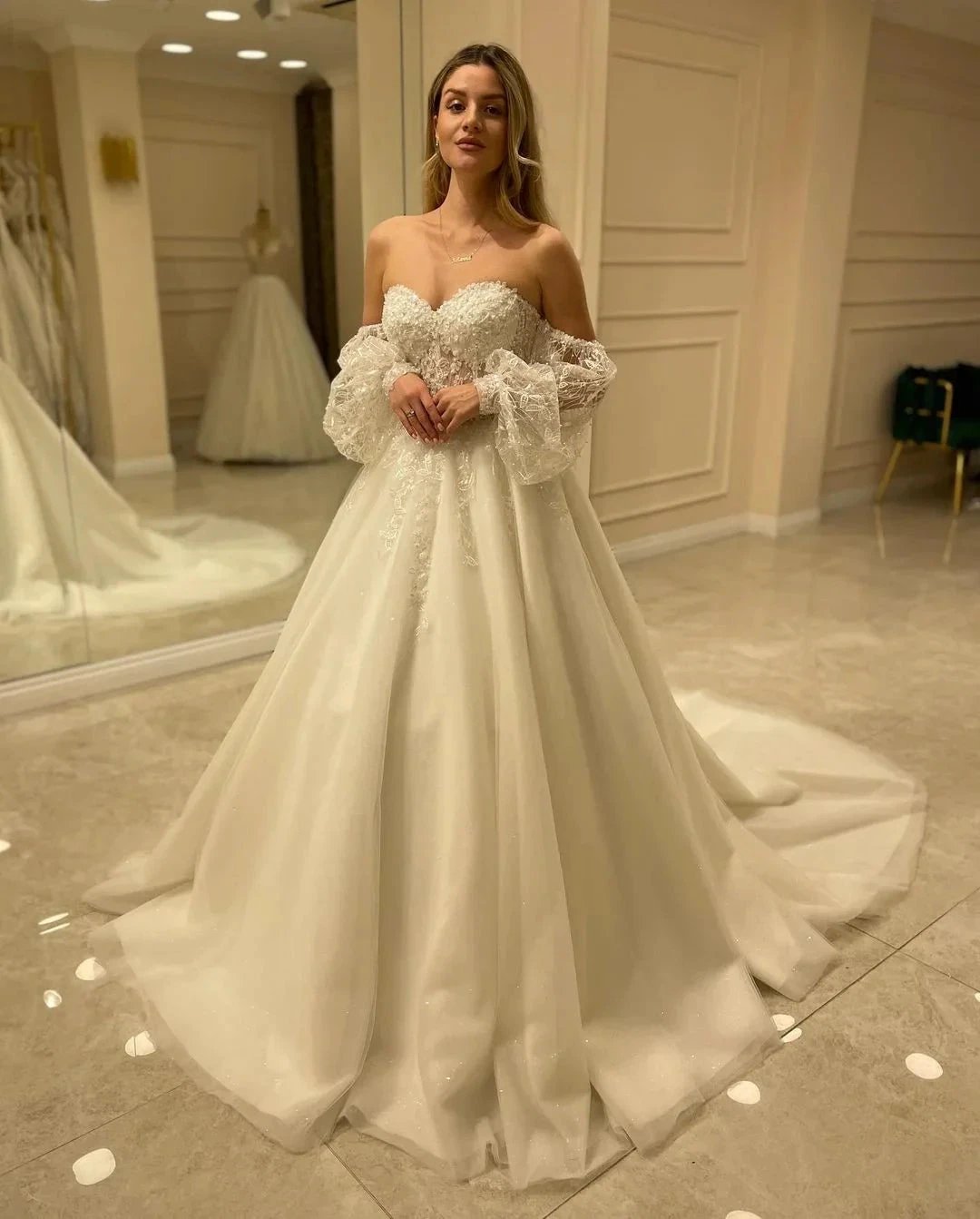 Elegant Long Sleeve A-Line Sweetheart Backless Appliques Lace Wedding Dress