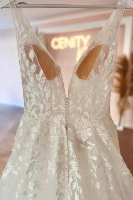 Elegant sweetheart V-neck sleeveless a-line lace Wedding dresses