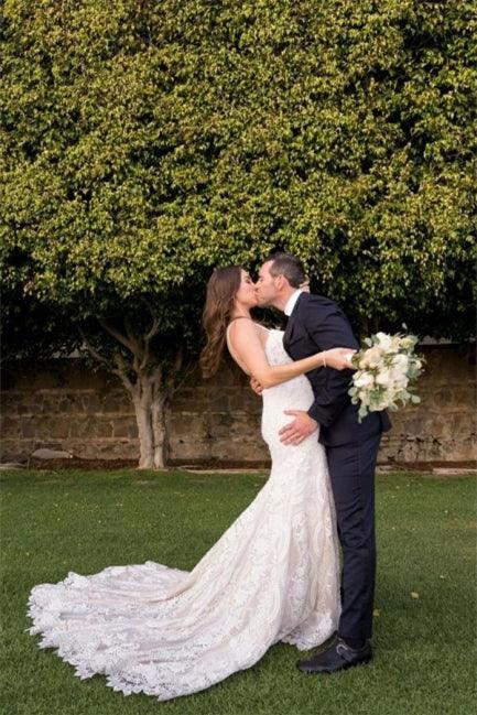 Elegant White V-neck Backless Mermaid Wedding Dresses With Lace