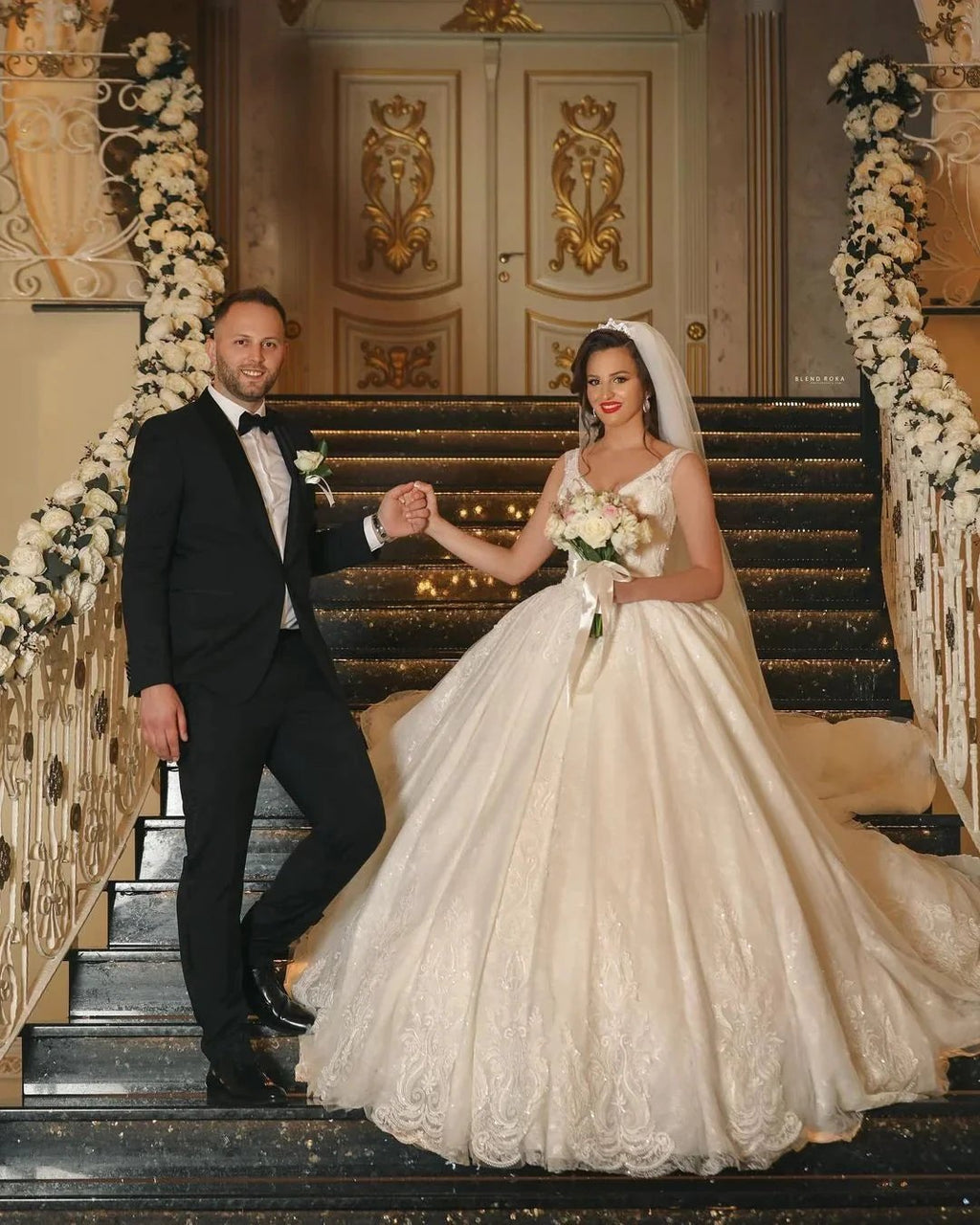 Glamorous Long Ball Gown V-neck Tulle Wedding Dress with Lace Appliques