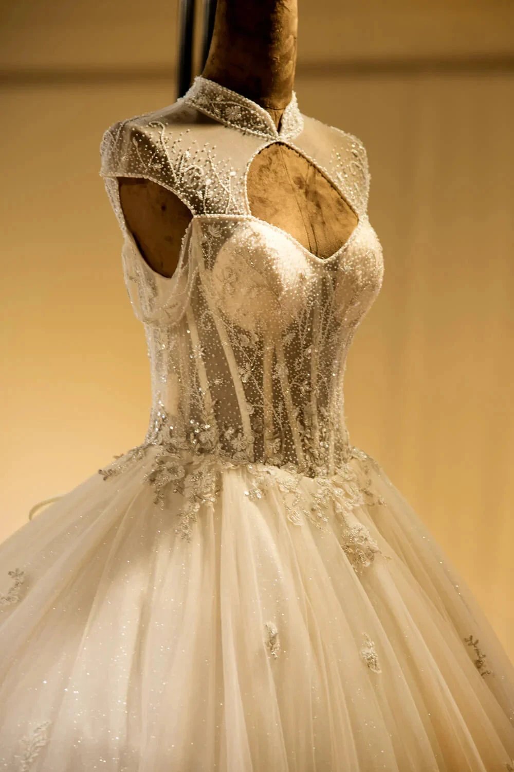 Luxury Illusion Neck Lace-up Tulle Ball Gown Wedding Dress Modest Ivory Sparkle Bridal Gowns