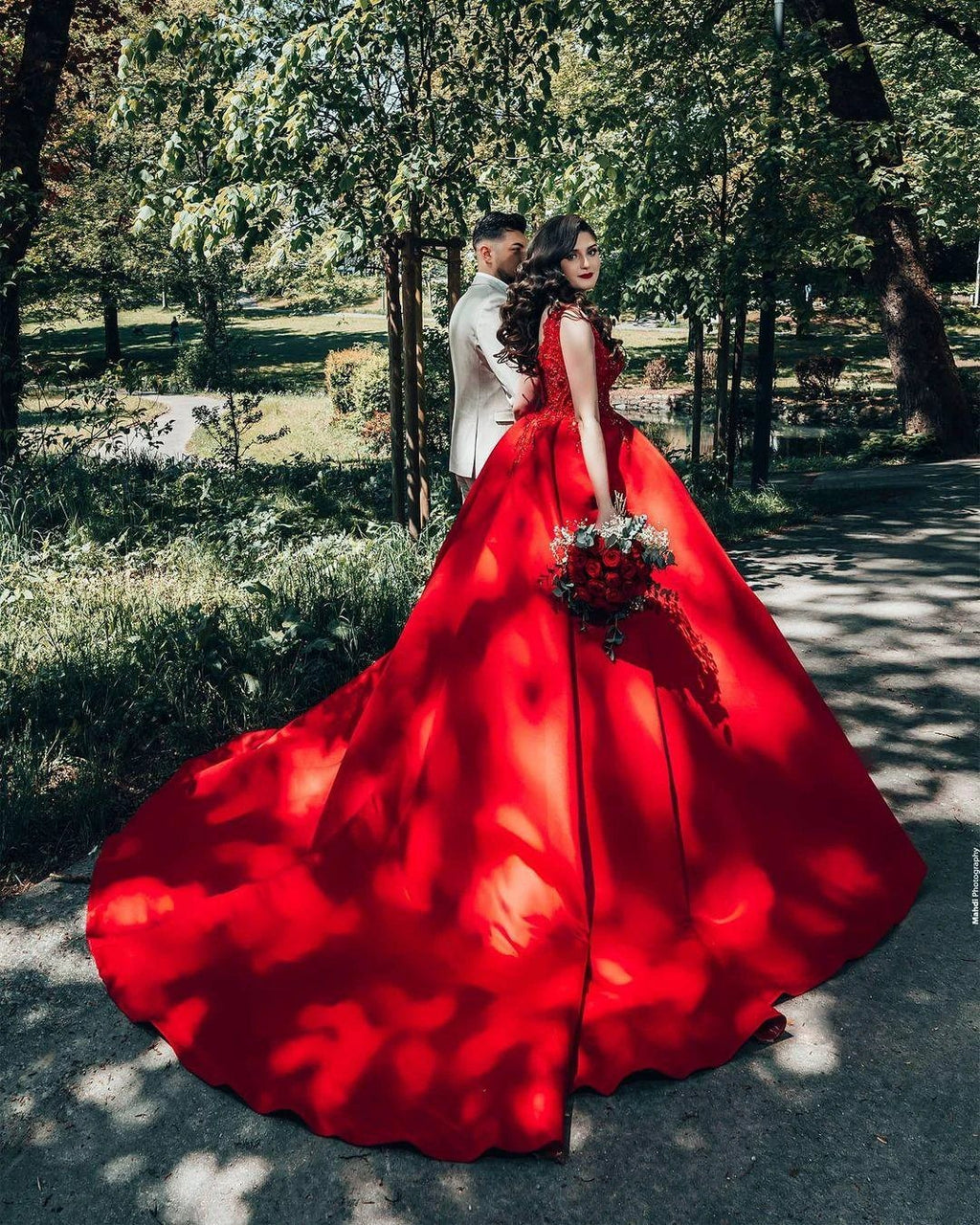 Luxury Long Princess Satin V-neck Wedding Dresses with Lace