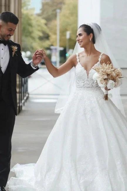 Princess White A-line V-neck Sleeveless Wedding Dresses With Lace