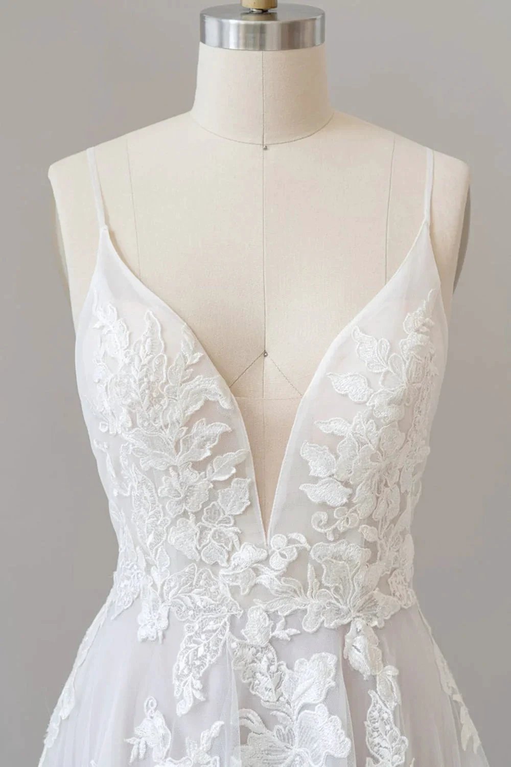 Spaghetti Strap Lace Appliques Tulle Wedding Dress